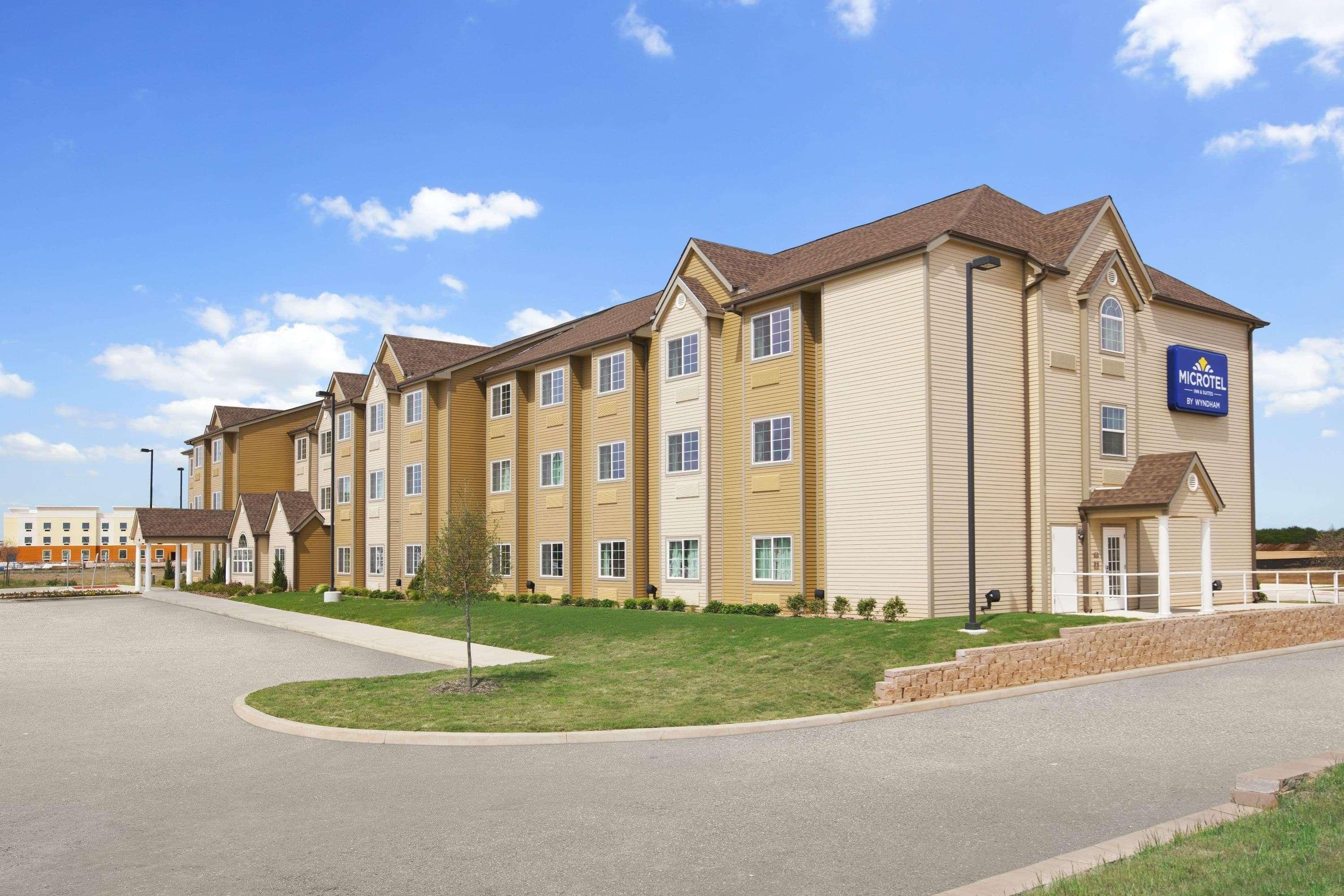 Microtel Inn & Suites Cotulla Exterior photo